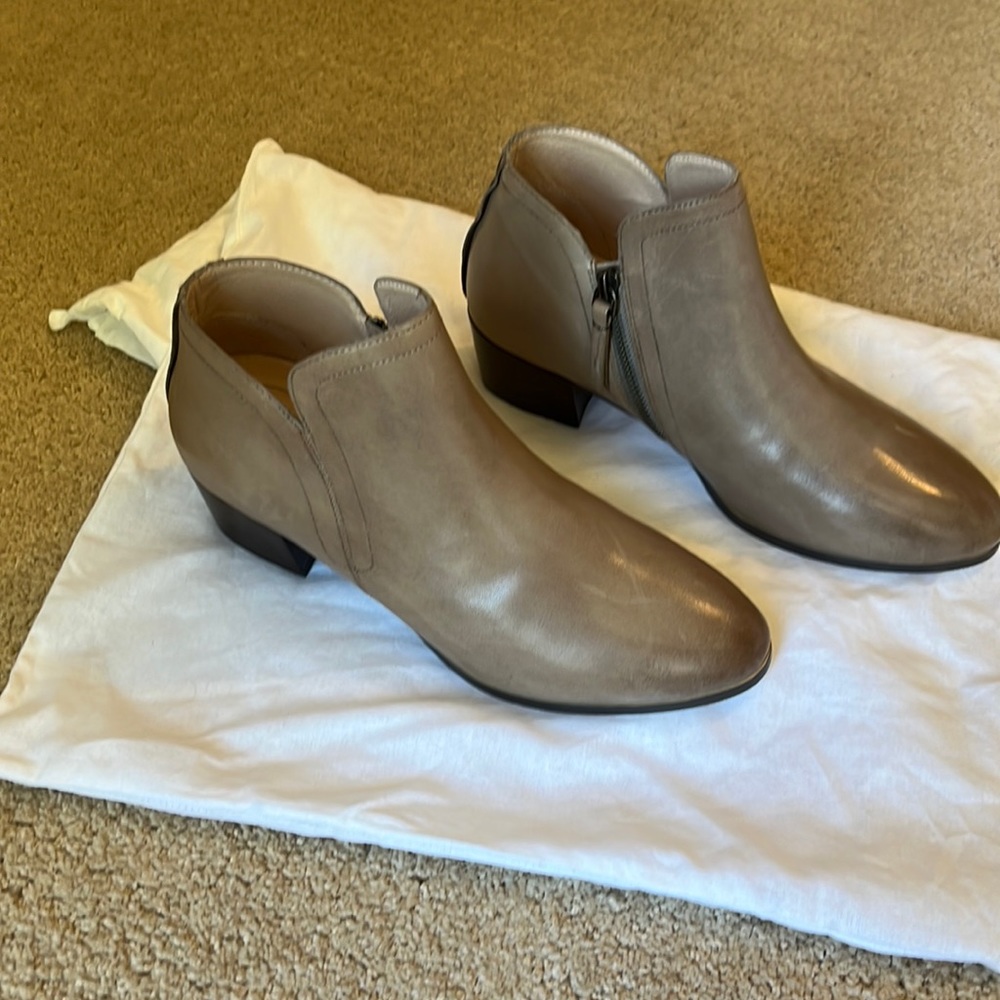 I love these!  I wish my foot wasn’t wide!Frankie4 booties from Australia